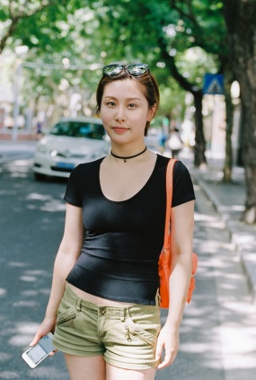 街拍夏日超短裤美女图片